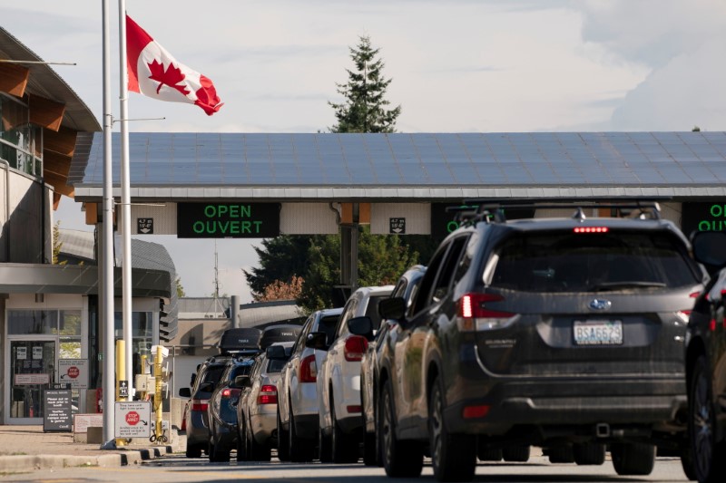 Canadian border opens to vaccinated Americans