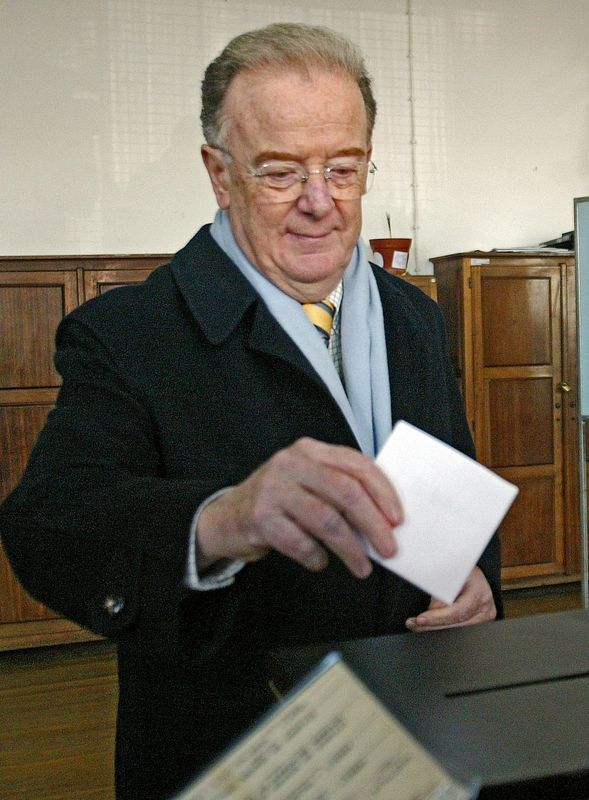 FILE PHOTO: Portuguese President Jorge Sampaio casts his vote in