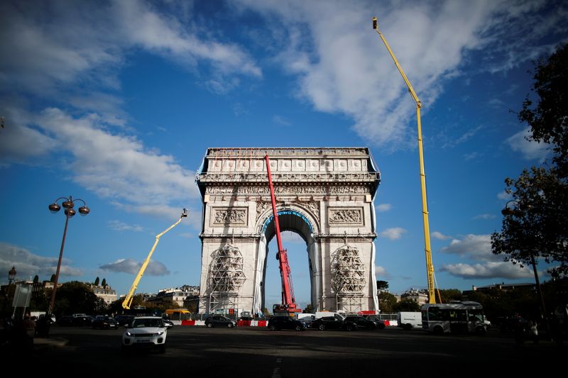 Removal of the fully wrapped Arc de Triomphe monument on