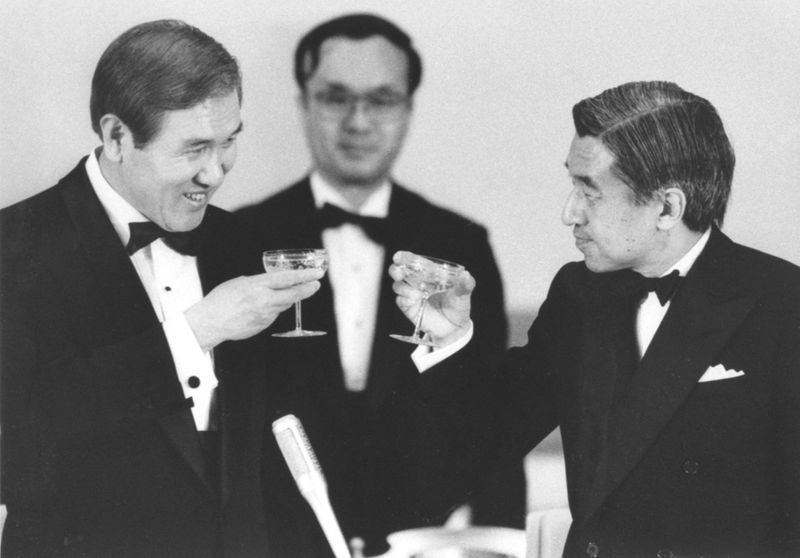 Japan’s Emperor Akihito toasts with South Korea’s President Roh Tae-woo