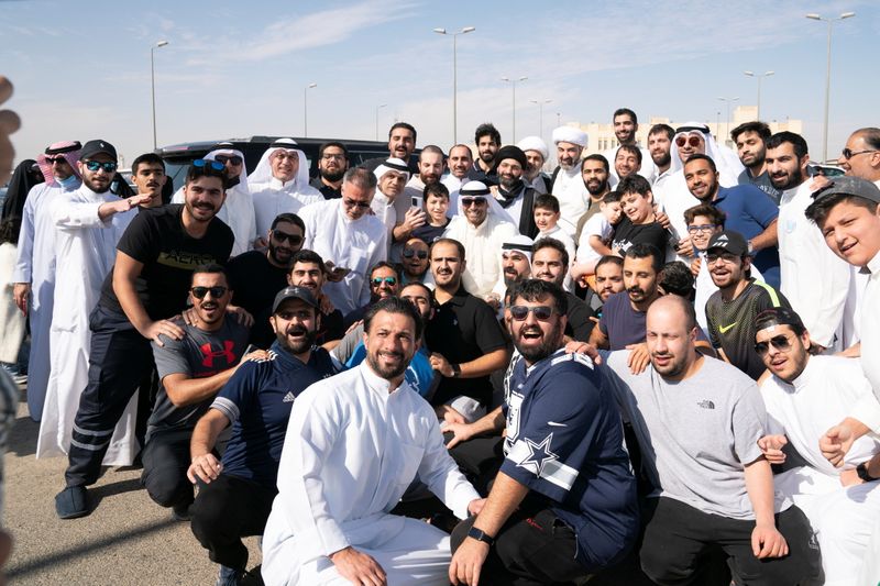 Kuwaiti political prisoners pose for group photo with their relatives