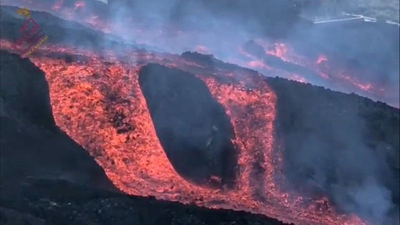 A flow of lava is observed near la Laguna mountain
