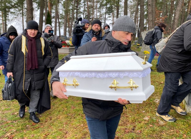 Unborn child of Kurdish migrant buried in Polish Tatar cemetery