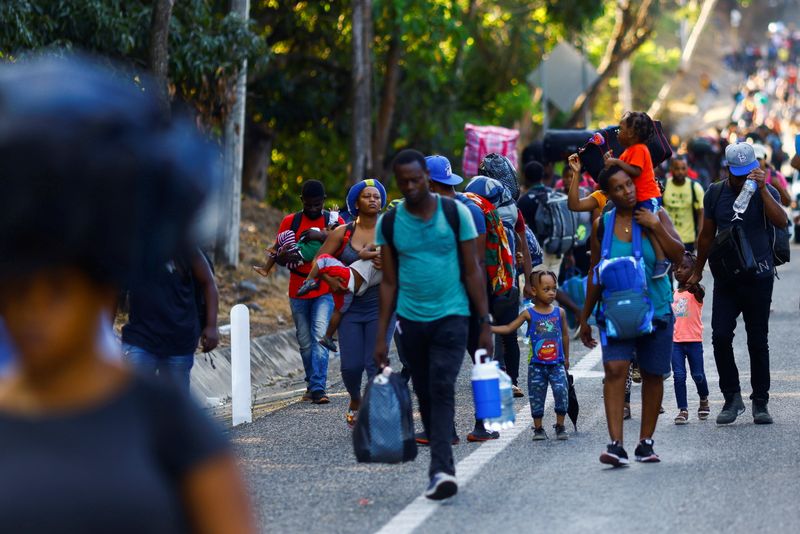 Migrants caravan to U.S. in Mexico