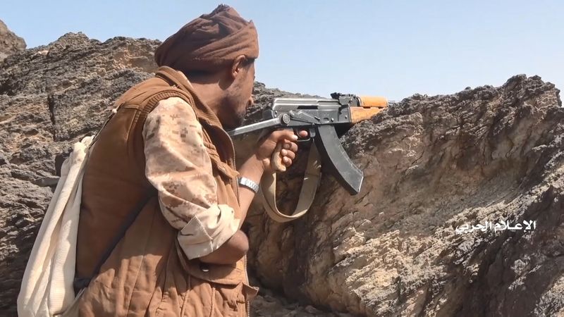 Houthi fighter with an amputated right arm takes position at