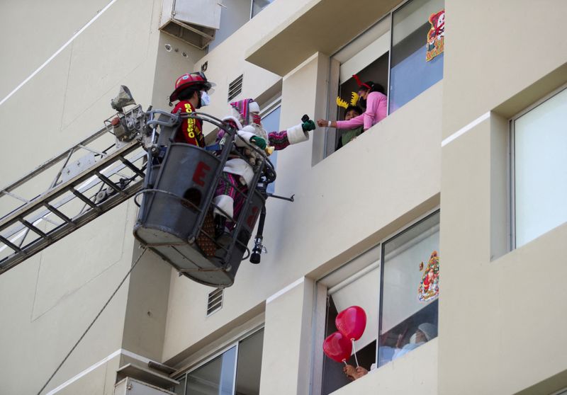 Escorted by firefighters, Santa Claus brings Christmas to hospitalized children,