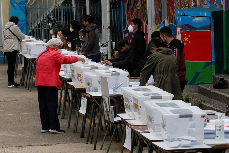 Chileans vote for governors, mayors, councillors and members of the