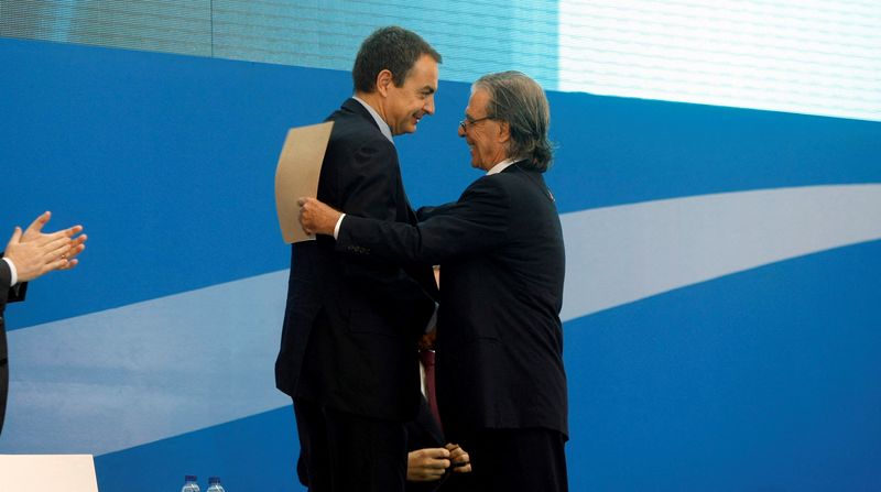 FILE PHOTO: Spain’s Prime Minister Zapatero embraces architect Ricardo Bofill
