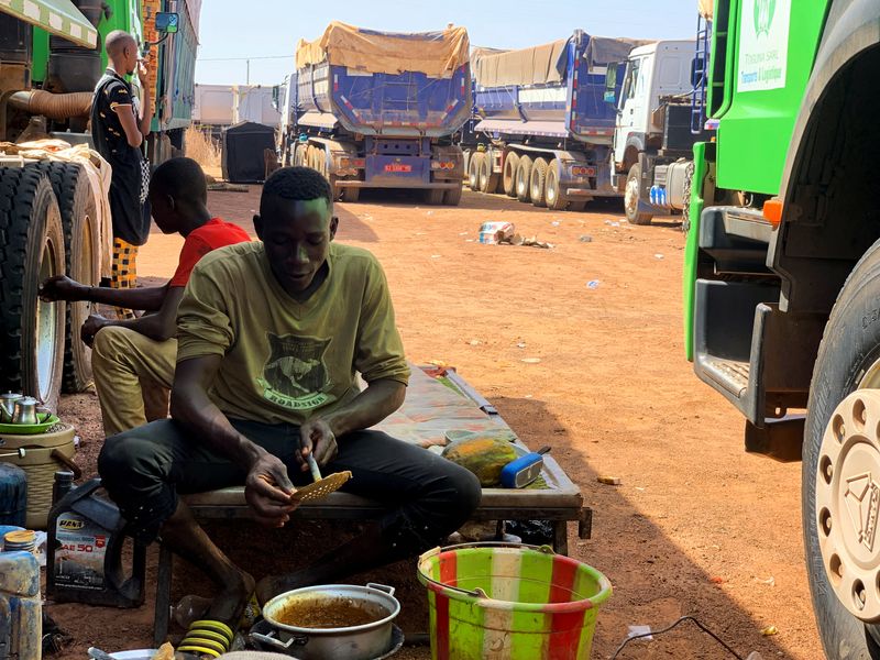 Malian trucks parked in Tingrela after the closure of the
