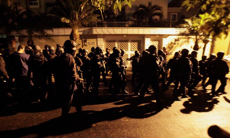 Police surround house of ex-Honduran president after U.S. seeks extradition,