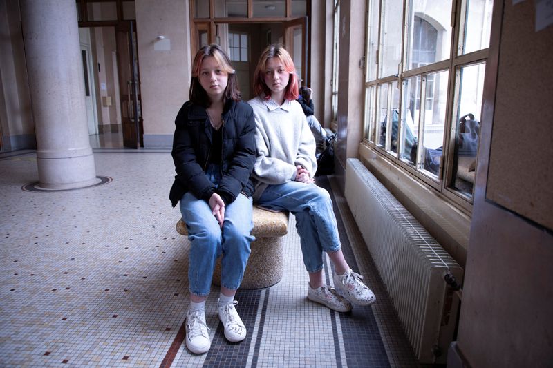Paris high school welcomes Ukrainian refugee twins who fled Kyiv