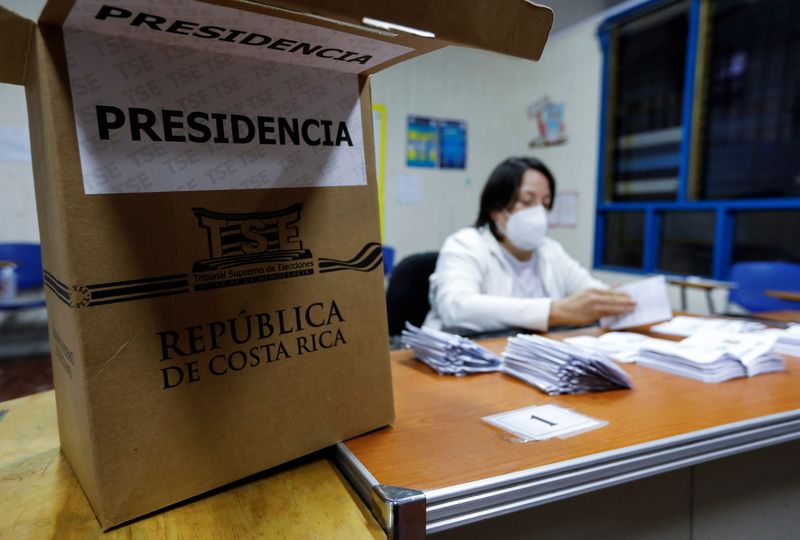 Costa Ricans vote in run-off presidential election