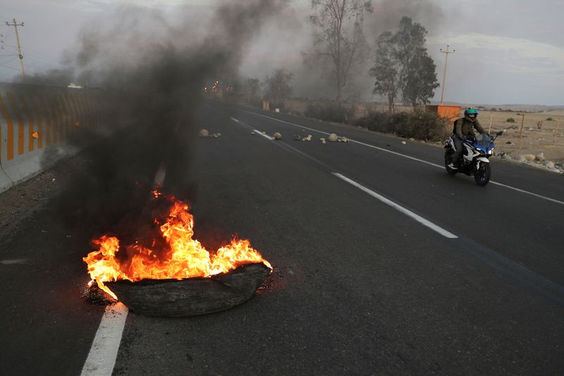 Peruvians strike against gas prices and toll rates, in Ica