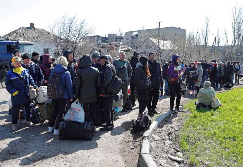Evacuees leave Mariupol