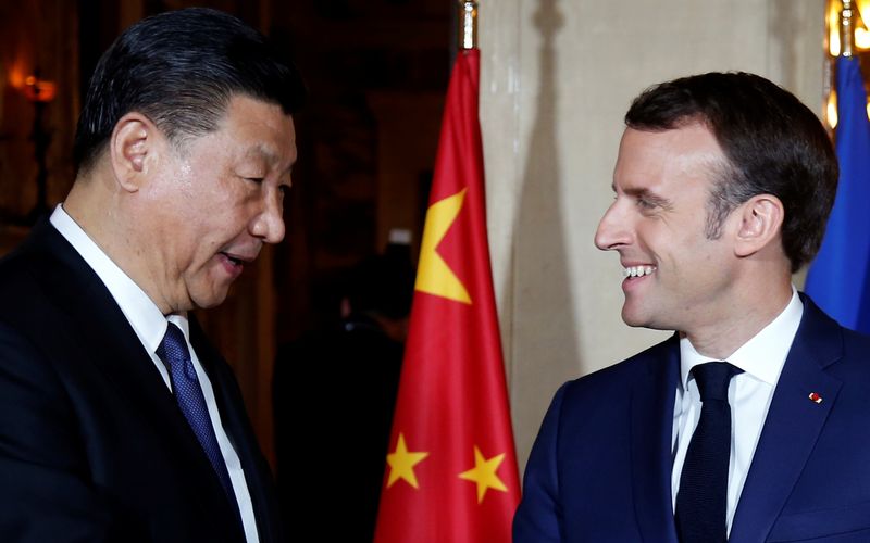 French President Emmanuel Macron welcomes Chinese President Xi Jinping at