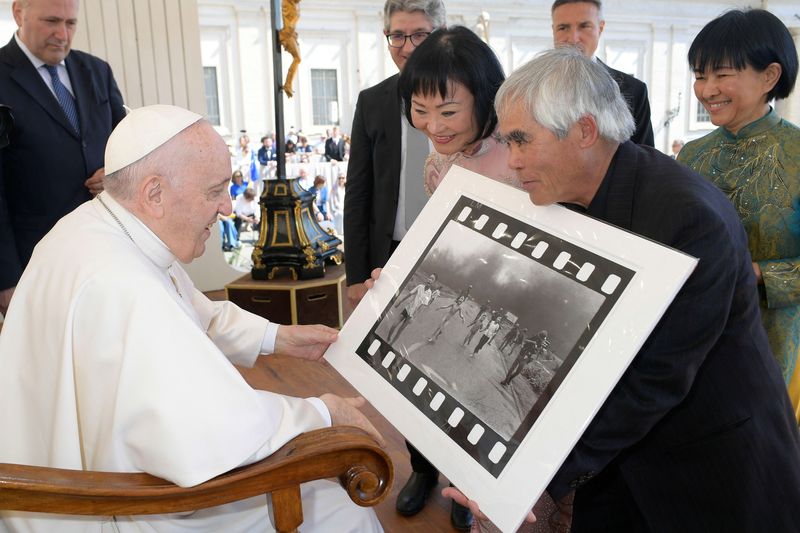 Photographer Nick Ut shows to Pope Francis his 1972 picture