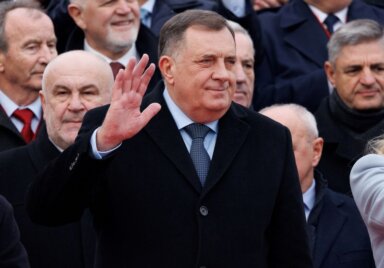 FILE PHOTO: Bosnia’s member of tripartite presidency Milorad Dodik waves